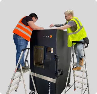 Сотрудники обслуживают оборудование